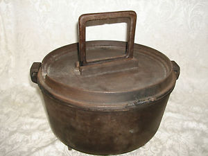 RARE UVU Wolverine Dutch Oven, Removable Handle, Locking Lid, Excellent item.