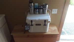 YETI ROADIE COOLER AND TUMBLER BUNDLE