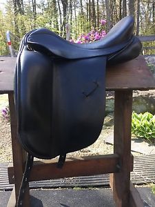 Detente Argus Dressage Saddle.  17.5"MW EUC