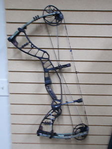 2015 Hoyt Nitrum 30 Camo Limbs/Black Riser RH 60# #3 Cam