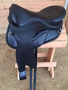 Freeform ENDUROX Panels Sheepskin Treeless Endurance Saddle Trail Saddle