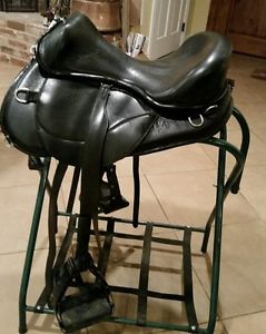 2015 Freeform  treeless saddle, 18", gel seat, Leathers, stirrup, equipedic pad