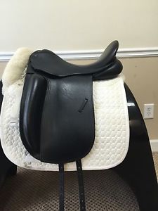 County Fusion Dressage Saddle 17.5 M barely used--perfect condition