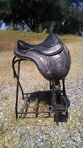 Freeform Classic Treeless Endurance and Trail Saddle