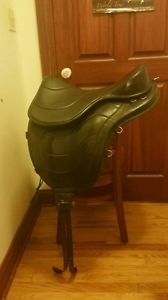 Freeform saddle with wave seat