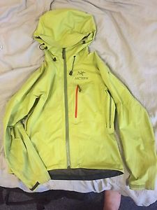 Arc'teryx woman lightweight beta jacket  XS goretex camping hiking waterproof