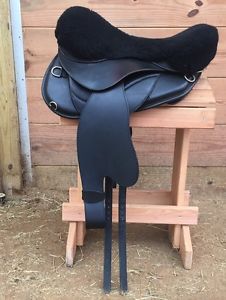 Freeform ENDUROX ExtraShortback Sheepskin Treeless Endurance Saddle Trail Saddle