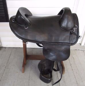 BOB MARSHALL Treeless Basic Endurance Saddle w/Stirrups& Fenders Black 17.5" VGC