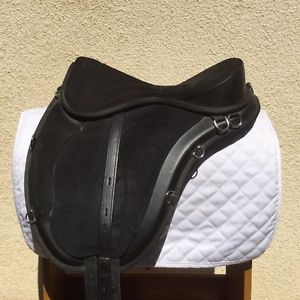 Freeform Treeless Saddle 17"