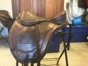 Freeform Treeless Saddle, soft brown leather, 17"