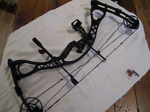 2015 Hoyt Charger Hunting Bow 28'' 50-60# Black Out MINT W Arrows. Unregistered!