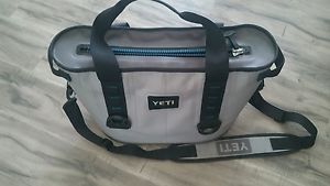 Yeti Hopper 20 Cooler Grey/Blue!!  BARLEY USED!!