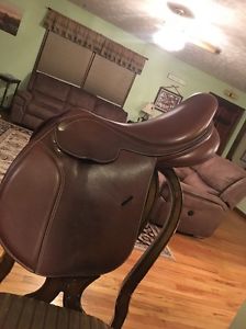 17 1/2 inch Collegiate Convertible Close Contact Saddle