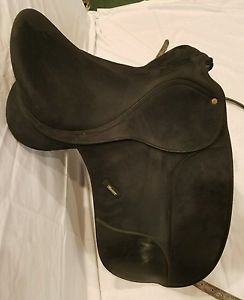 Wintec isabell English dressage saddle 17.5 in with gullets with cair with cover