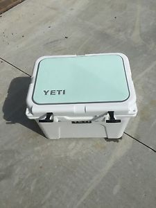 YETI Tundra 35 White Cooler, With Yeti Seafoam Seadek!! Lightly Used