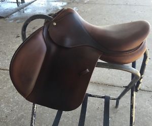 17" Devoucoux Biarritz Close Contact Saddle - Excellent Condition!