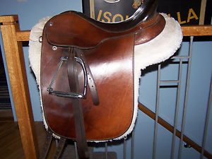 18" Ortho-flex English Saddle EXCELLENT condition!