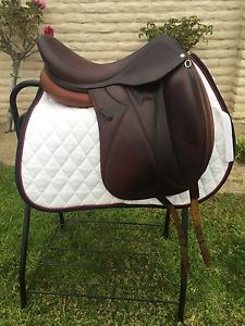 18" Makila Devoucoux Brown Dressage Saddle 3A Flap, Medium/wide Tree