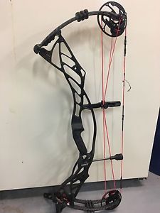 2016 Hoyt Defiant RH Blackout