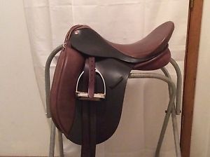 Beautiful Adjustable Kings Saddlery 18" Dressage Saddle