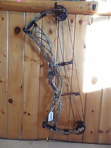 Hoyt Defiant 34 Bow, RH, 60-70 #s, Max 1 Camo, 27-29" draw length, 2016