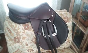 Beautiful New Beval Stamford Close Contact Saddle 16"