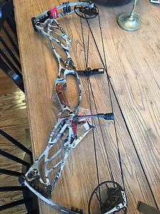 Hoyt Defiant 34 RH 50# Ridge Reaper Camo 29-31"