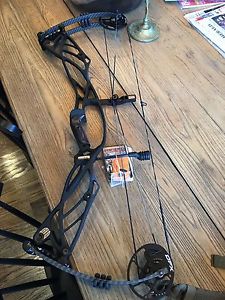 Hoyt Defiant 34 RH 70# Blackout 29-31"