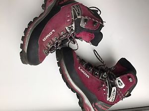 Preowned Lowa Evo GTX Mountaineering Boots Berry/Black Size 5.5