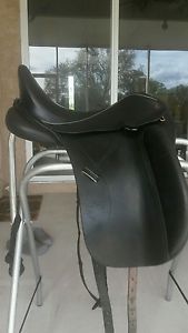 17 1/2" Hennig Dressage saddle