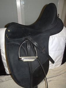 Wintec Isabell CAIRS 17" Dressage Saddle - Adjustable Gullet, stirrups - EUC