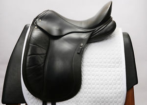 USED SCHLEESE WAVE 17.5" M BLACK DRESSAGE SADDLE