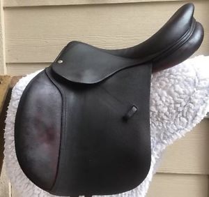 Devoucoux Biarritz 2002 Jumping Saddle - Size 17" 2DR Regular Straight Flap