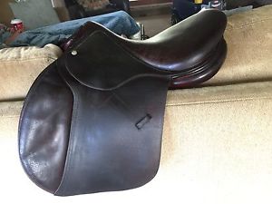 Devoucoux Biarritz 2002 Jumping Saddle - Size 17" 2DR Regular Straight Flap