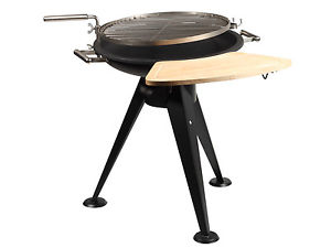 Tristar BQ-6870 Holzkohlegrill, Holztisch, Hacken, Edelstahlrost Ø 55cm