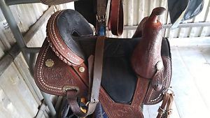 REDUCED! Tammy Fischer Treeless Barrel Racing Saddle