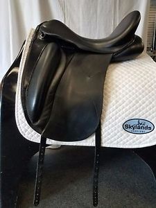 hold:Used Custom Saddlery Wolfgang Solo Dressage - Size 17.5" - Black