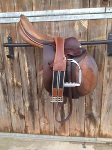 Butet jumping saddle 17,5 + Intec stirrups + cwd leather + Prestige girth