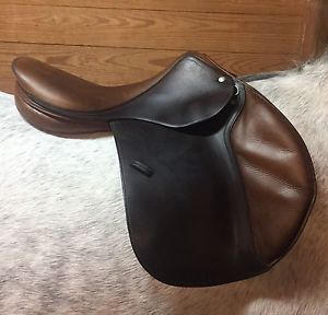 Beautiful Devoucoux Biarritz 17 M 2 Flap Close Contact French Jumping Saddle