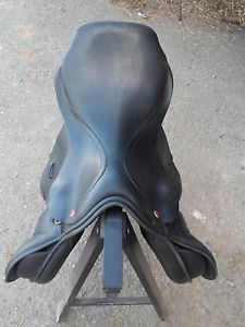 18 inch medium tree black Albion K2 jumping saddle