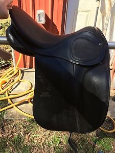 dressage saddle stubben scandica 16 1/2" seat wide tree Black dressage saddle.