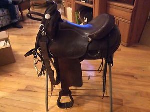 DAKOTA 15" DARK BROWN LEATHER SADDLE, 4" HORN, HEADSTALL W/6FT REINS ROUND SKIRT