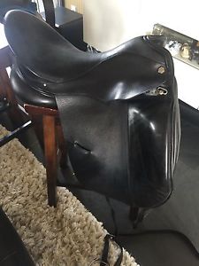 Albion platinum dressage saddle M/W  17 seat