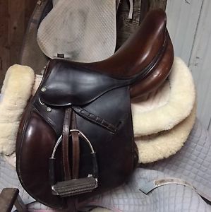 SOLD-REDUCED PRICE 17" Arc De Triomphe Samur Sellier Saddle. EXCELLENT CONDITION