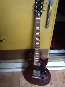 Gibson Les Paul, Studio,.  Nearly 20 yrs old,. lightly played