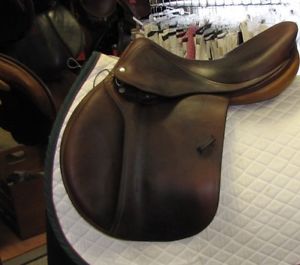 FULL BUFFALO Devoucoux Biarritz 17" Saddle