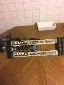 2016 Used RH Hoyt Defiant 30" #3 Cam and BRAND NEW QAD SPECIFIC REST