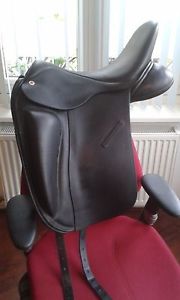 Dressage saddle, 17 inch., black. 1 year old.