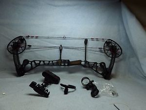 2016 Mathews Halon 7 RH 28.5" 70lb Black Out 6 arrow Mathews Quiver