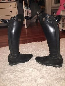 Used Tucci boots, size 39 E.